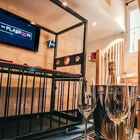 Playroom Avec Salle De Jeux Pour Adultes Et Lit A Eau Chauffant 2*