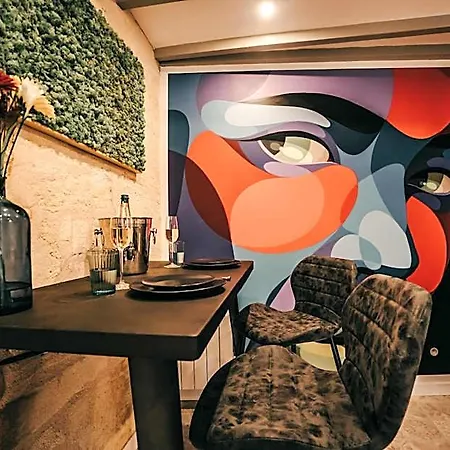 Playroom Avec Salle De Jeux Pour Adultes Et Lit A Eau Chauffant