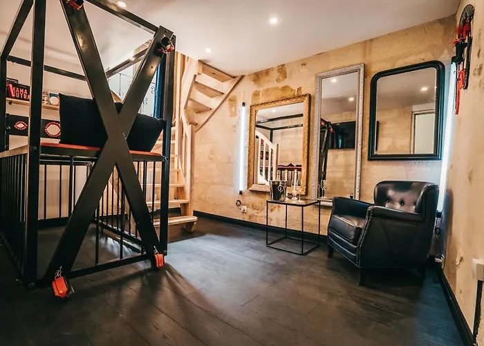 Love hôtel Playroom Avec Salle De Jeux Pour Adultes Et Lit A Eau Chauffant