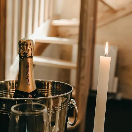 Playroom Avec Salle De Jeux Pour Adultes Et Lit A Eau Chauffant Hotel del amor 2*